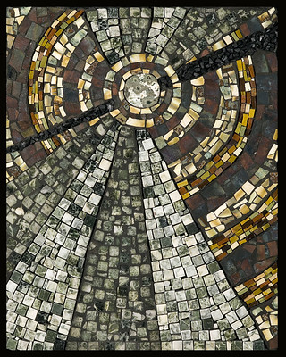 Una serie de baldosas en el piso, formando un cuadro que presenta un rayo, simbolizando iluminación.