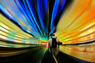 Una imagen borrosa de alguien avanzando en un túnel de colores, dando la idea de un viaje por el tiempo.